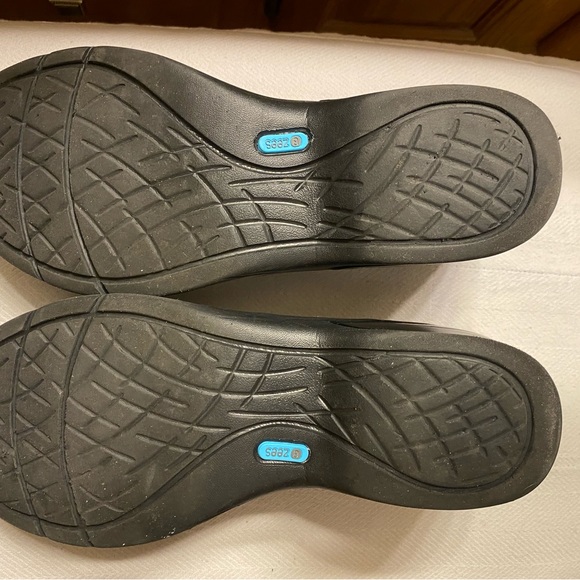 BZees size 11 shoes - Picture 3 of 4